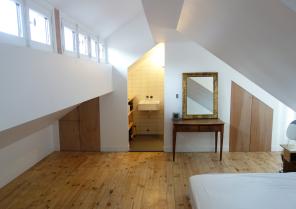 Chambre parentale sous les toits.