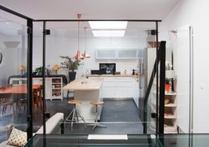 Vue sur la cuisine ouverte depuis l'escalier métallique