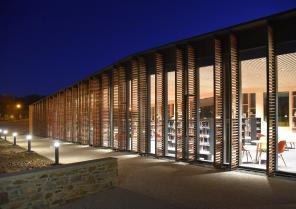 façade vitrée et brise soleil bois donnant sur le jardin