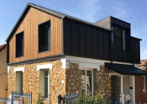 Façade coté rue - Meulière avec surélévation en zinc et bardage en bois