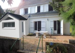 Avant corps sur jardin ouvrant sur la terrasse sud.