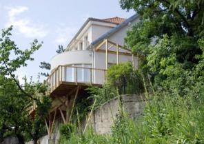 Réhabilitation et extension écologique d'une maison des années 50, façade sud