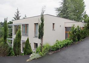 Maison passive écologique à ossature bois, façades sud et est.