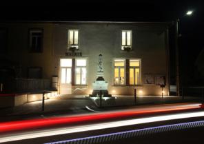 Vue nocturne du parvis