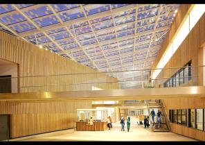 Le grand autrium de 1200 m² au cœur de la nouvelle école