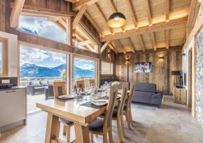 Un séjour tout en bois donnant sur la terrasse et la vue sur la vallée de l'Arve