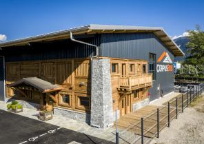Bâtiment artisanal en charpente métallique, bardage aluminium et bois