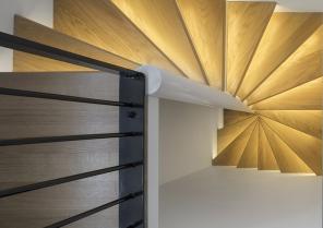 Lumière et escalier