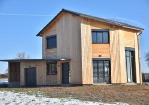vue depuis le sud-ouest : entrée, garage, abri voiture