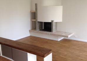 vue de la nouvelle cheminée et du meuble bas menuisé posé en séparation entre le
