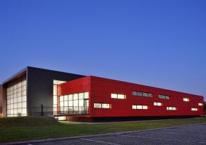 Halle de Design Renault Trucks à Saint-Priest - façades / Archigroup architectes