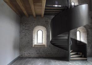 Vestiges du bâtiment des convers et escalier métallique contemporain.