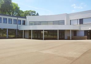les 2 corps de bâtiment rénové et extension reliés par un hall central