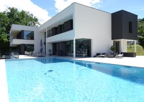 Piscine et maison contemporaine