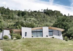 Maison B.