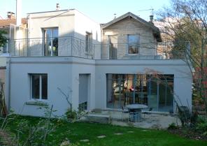 Le projet reprend les élèments architecturaux de la maison d'origine afin de s'i