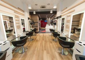 Vision depuis l’entrée du salon de coiffure