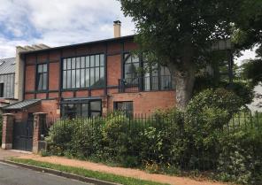 Facade pan de bois, briques et bardage zinc