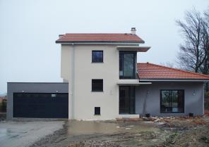 Façade sur accès du lot.