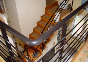 Accès à la mezzanine, escalier avec résine de graviers.