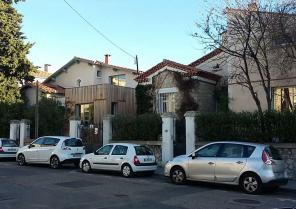 Insertion du projet dans son environnement: extension bois en dialogue avec les 