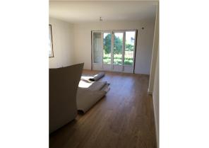 Salon - Après (en cours) - Pose de parquet sur carrelage existant.