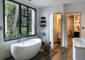 Salle d'eau ouverte sur patio privatif