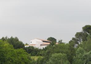 Intégration dans le paysage:  contemporain avec de la tuile canal