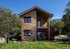 Maison en bois et son petit volume cubique rouge