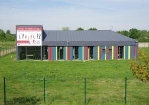 Façade métalliques et bandes colorées