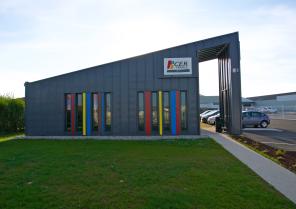 Façade et porche métallique, bandes colorées