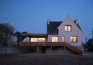 Une extension bois sur pilotis avec une architecture contemporaine