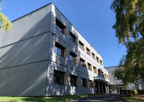 Bardage mineral composite et encadrement bois