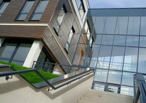 Construction HQE de deux immeubles de bureaux avec un commerce situé en zones fr