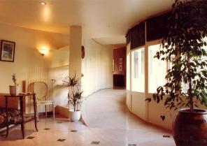 Maison Ruben - galerie courbe de liaison entre l'existant et l'extension