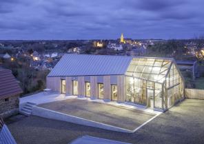 Agence d'architecture à LA ROCHE DERRIEN, vue de nuit, photographie Frédéric BAR