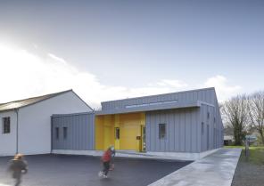Restaurant scolaire à POMMERIT JAUDY, entrée façade Nord-Est, photographie Frédé