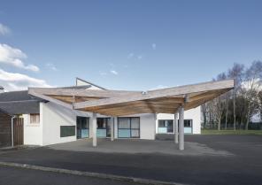Préau à l'école publique de LA ROCHE DERRIEN, façade Sud, photographie Frédéric 