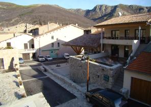 vue vers les logements et la halle
