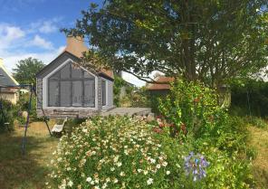 Extension à Groix: cabane contemporaine dans le jardin, belvédère vitré au milie