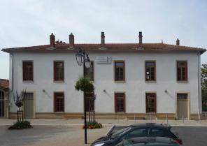 Façade rénovée sur la place du village