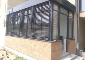 brises soleil orientables extérieures = gestion de la lumière et de l'ensoleille