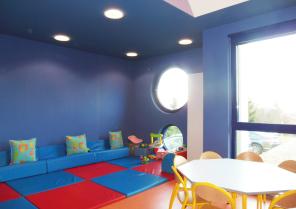 Moments paisibles non loin des autres enfants