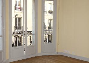 Salon avec mise en valeur des moulures et du bow-windows