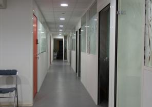 Dégagement lumineux éclairé par les cloisons vitrées