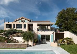 Extension d'une maison pour aménager une studio encastré dans la pente du terrai