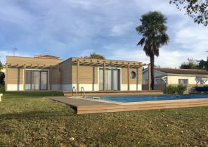 Extension d'une maison d'habitation et création d'un patio autour d'un arbre exi