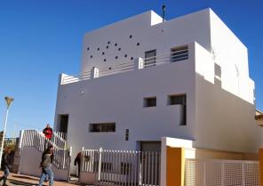 Construction de maison d'habitation de type cube.