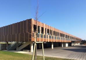 l'école élémentaire surplombe la maternelle et le préau