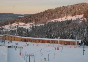 le bâtiment définit un nouveau front de neige aux pieds des pistes